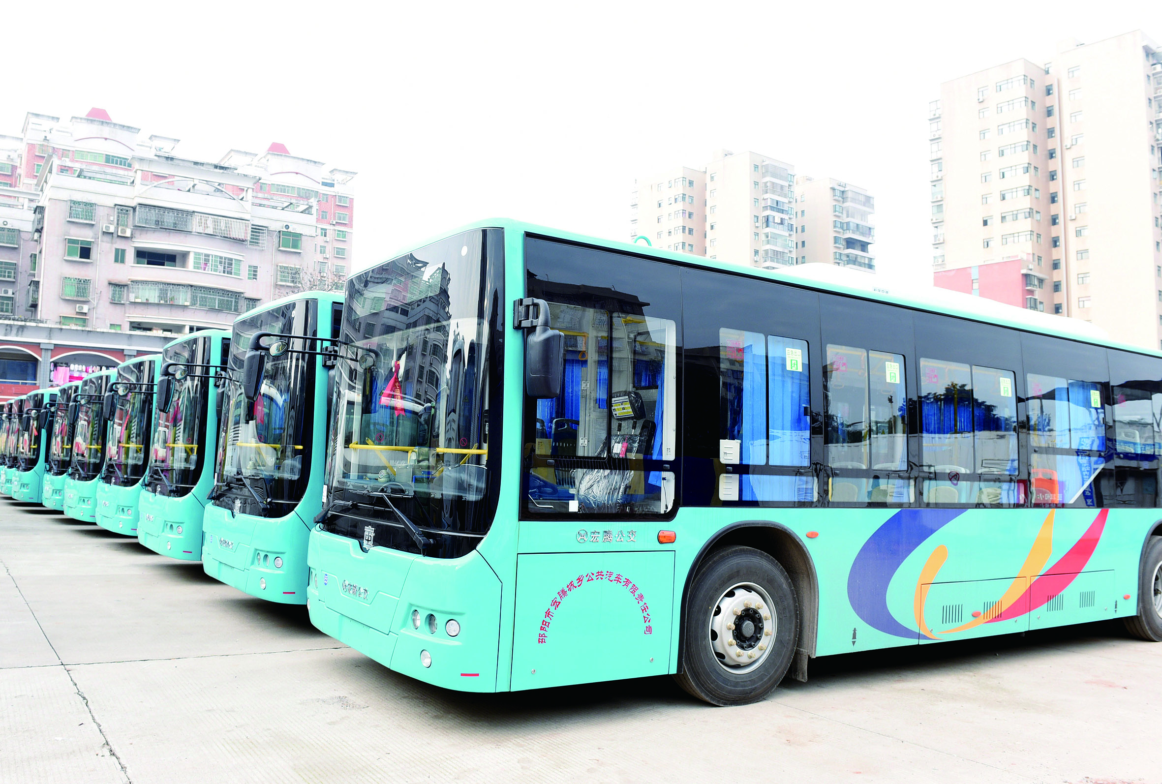 2月26日，筆者在宏騰城鄉(xiāng)公共汽車公司偌大的停車坪見(jiàn)到，其30輛公交車輛成一字型排列整裝待發(fā)。