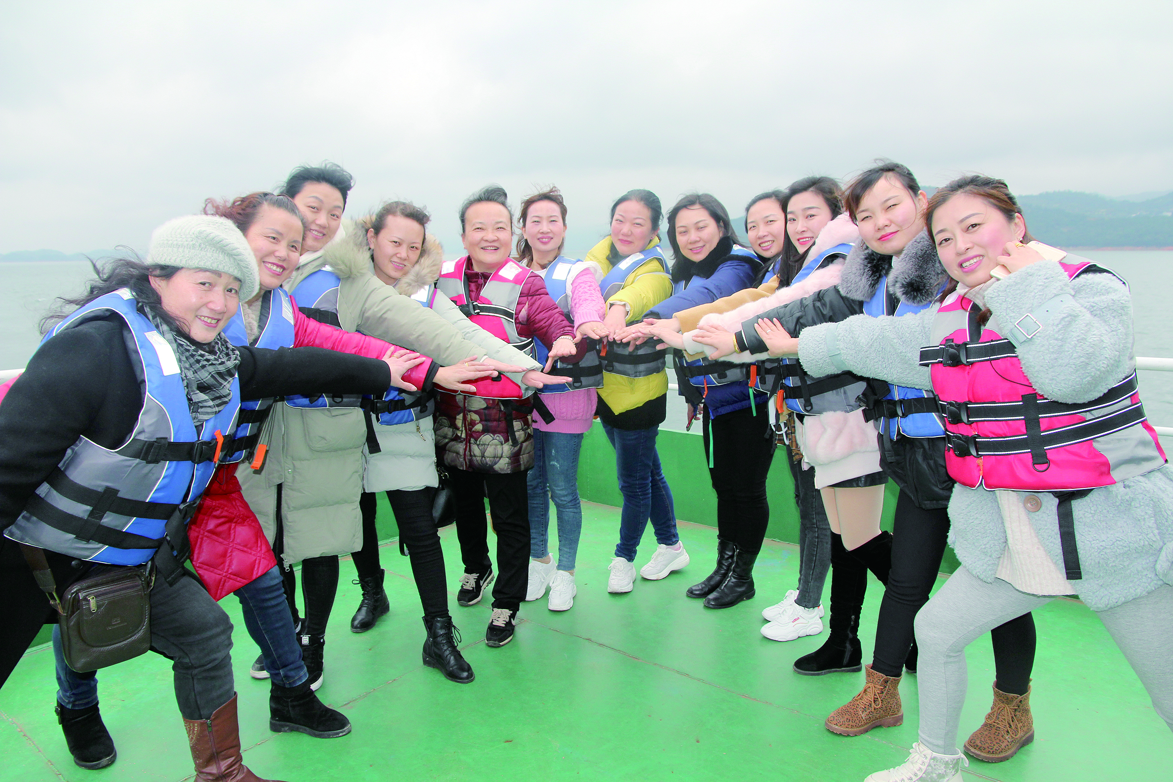 圖為女員工們在誓言：“我為邵陽湘運(yùn)加油，我與邵陽湘運(yùn)共存。”  李高雄  攝影報(bào)道
