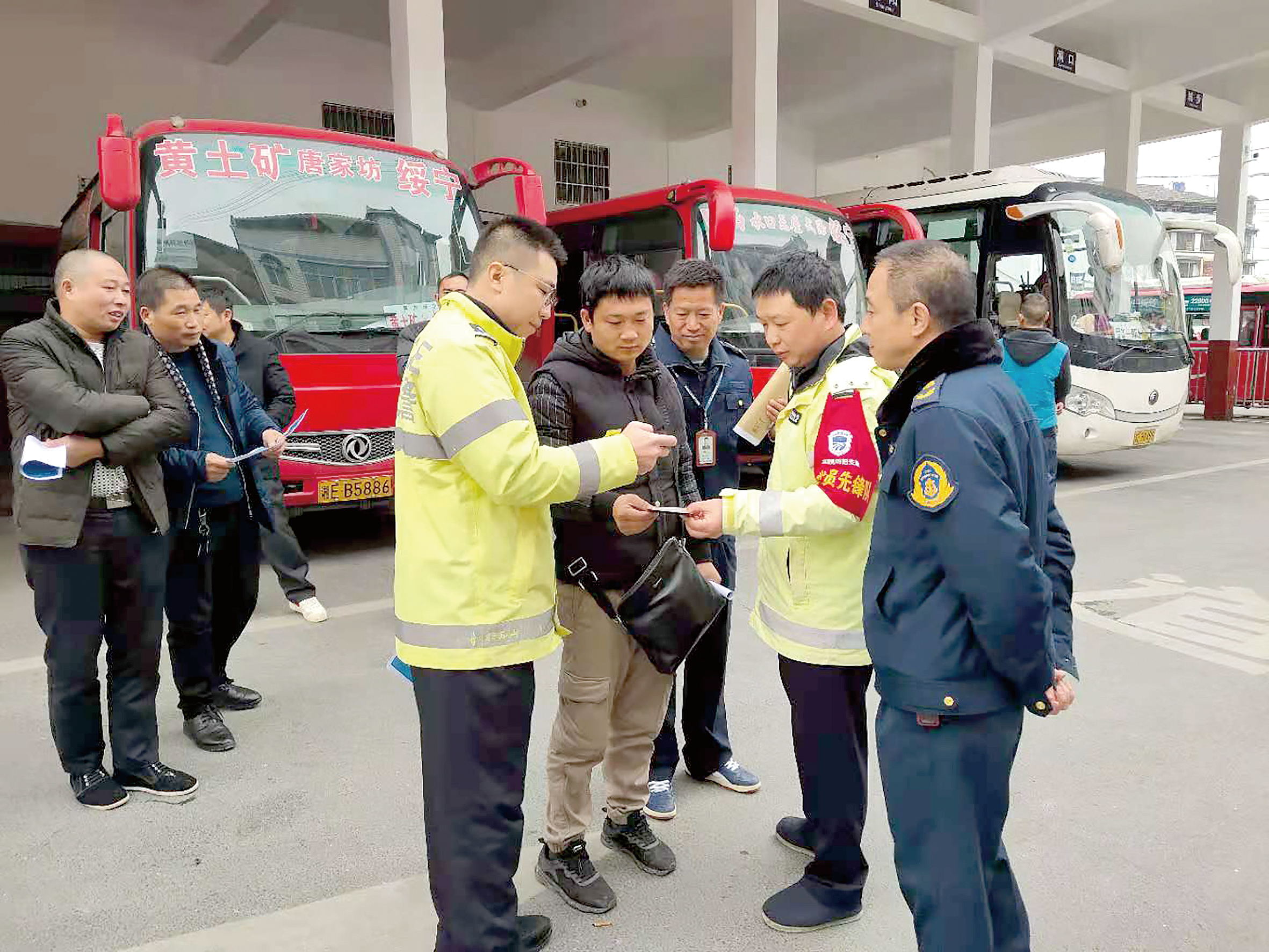 12月2日是全國交通安全日。當天上午10時，綏寧分公司汽車總站舉行“知危險會避險、安全文明出行——關注農村交通安全、暢行美麗鄉(xiāng)村”122交通安全日主題宣傳活動。 ? 此活動用生動的事例教育廣大從業(yè)人員樹立美麗鄉(xiāng)村安全暢行責任意識、服務意識，進一步增強廣大從業(yè)人員安全事故的防范意識、辨別意識，緊急避險應急處理方法。 省高速交警綏寧大隊、綏寧縣運管所等負責人到活動現(xiàn)場進行指導。  劉永松