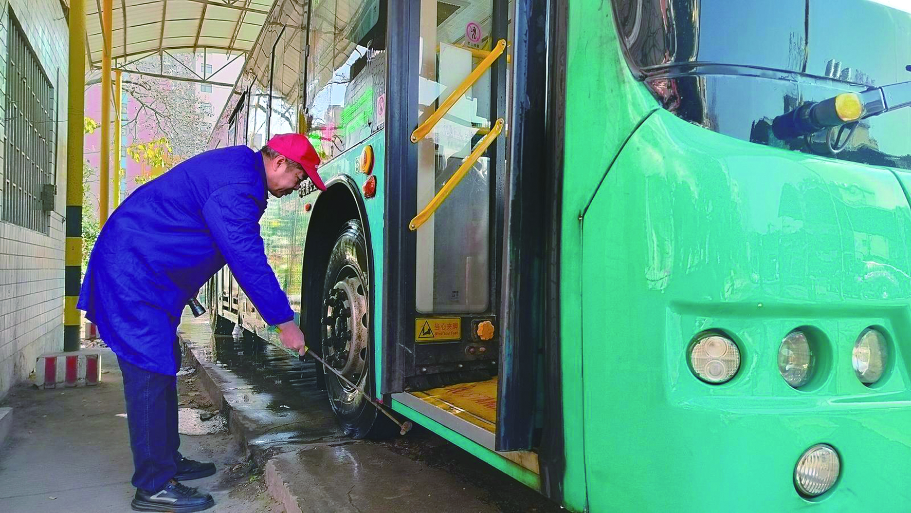 春運(yùn)首日，我司各汽車(chē)站以熱情服務(wù)—— 讓乘客臉上多一份笑容