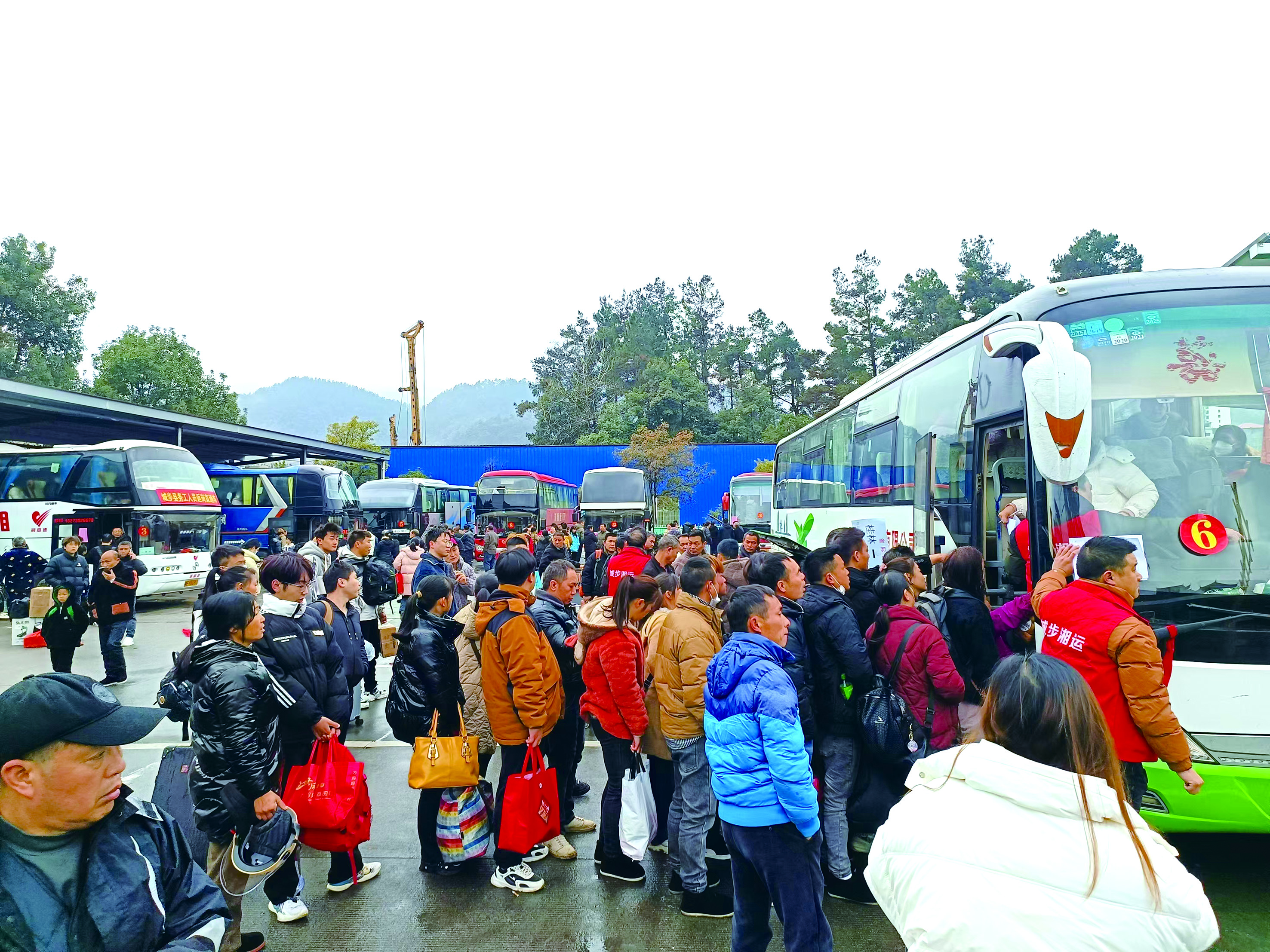 城步開行務工人員返鄉(xiāng)返崗免費直通車 (方剛 李高雄報道) 城步開行務工人員返鄉(xiāng)返崗免費直通車 (方剛 李高雄報道)